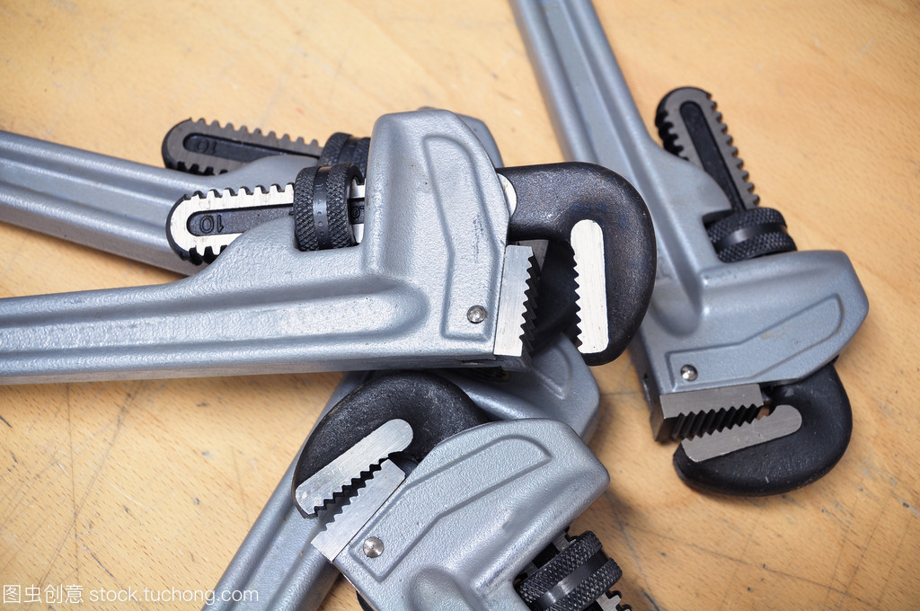 木制背景下的辛勤樂章——扳手與管鉗的五金工具頌歌